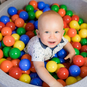 KiddyMoon Suchy basen kwadratowy z piłeczkami 7cm Іграшка пінопластовий басейн, світло-сірий: жовто-зелено-синьо-червонo-помаранчевий